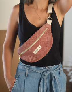 Le sac banane tendance 2025 : laquelle choisir et comment la porter ?