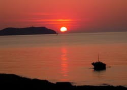 Éclats de Pourpre : Les Secrets d'Ibiza et ses Couchers de Soleil Légendaires