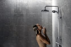 Une maison intelligente, tout comme la salle de bains