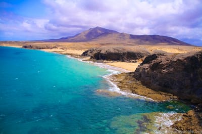 Du noir volcanique au bleu turquoise : Le contraste fascinant entre Lanzarote et La Graciosa