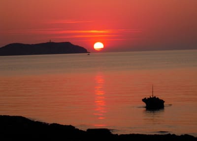 Éclats de Pourpre : Les Secrets d'Ibiza et ses Couchers de Soleil Légendaires
