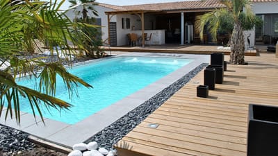La piscine coque polyester : la solution idéale pour aménager son jardin sans contraintes