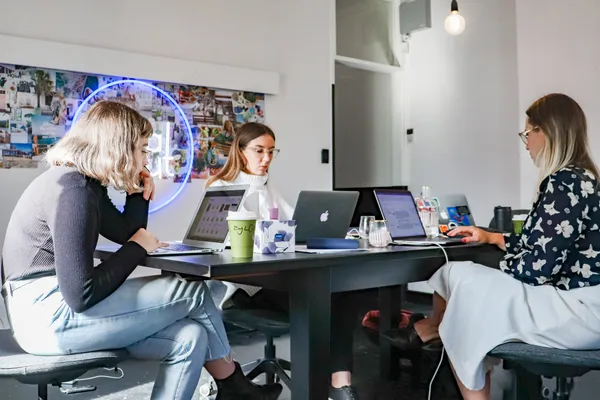 Confier l'expansion de votre entreprise en ligne à une agence media