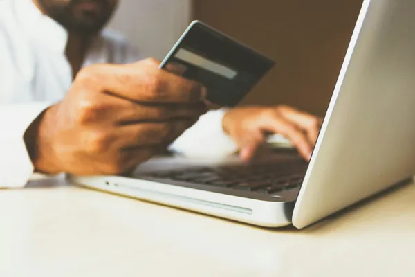 Du blog personnel au site e-commerce : comment choisir un hébergement qui évolue avec vous