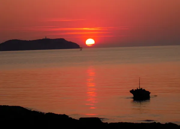 Éclats de Pourpre : Les Secrets d'Ibiza et ses Couchers de Soleil Légendaires