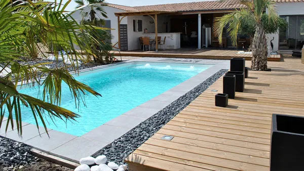 La piscine coque polyester : la solution idéale pour aménager son jardin sans contraintes